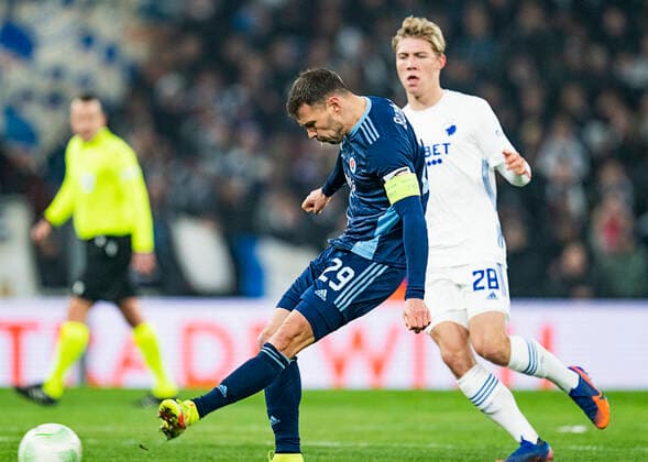 SK Slovan Bratislavas Vasil Bozhikov og FCKs Rasmus Hoejlund. FC Koebenhavn moeder Slovan Bratislava i Conference League gruppe F, i Parken i Koebenhavn, torsdag den 9. december 2021.. , Copenhagen Denmark Copyright: ClausxBechx cop103 spdk20211209-215125-L