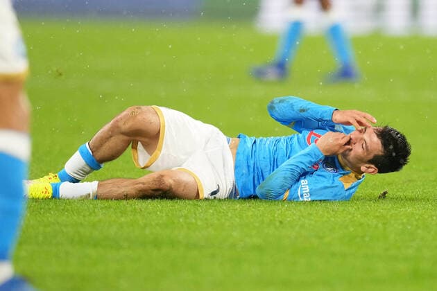 NAPLES, ITALY – DICEMBER 09: Hirving Lozano of SSC Napoli injured during the UEFA Europa League Group C match between SSC Napoli and Leicester City FC at Stadio Diego Armando Maradona on Dicember 09, 2021 in Naples, Italy Copyright: xFotoagenziax