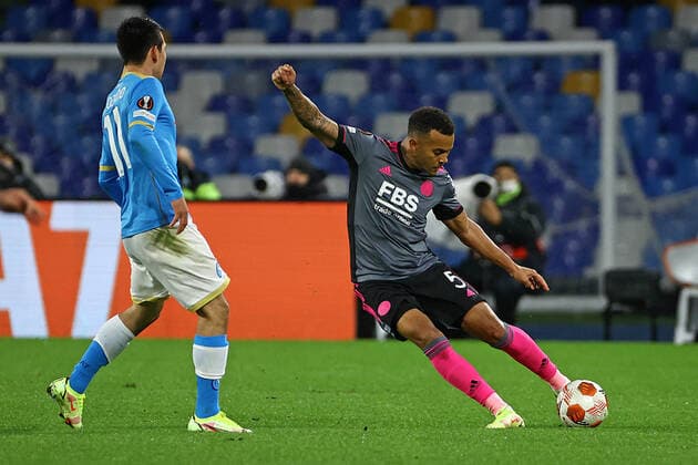 NAPLES, ITALY – DICEMBER 09: Ryan Bertrand of Leicester City FC vies with Hirving Lozano of SSC Napoli during the UEFA Europa League Group C match between SSC Napoli and Leicester City FC at Stadio Diego Armando Maradona on Dicember 09, 2021 in Naples, Italy Copyright: xFotoagenziax