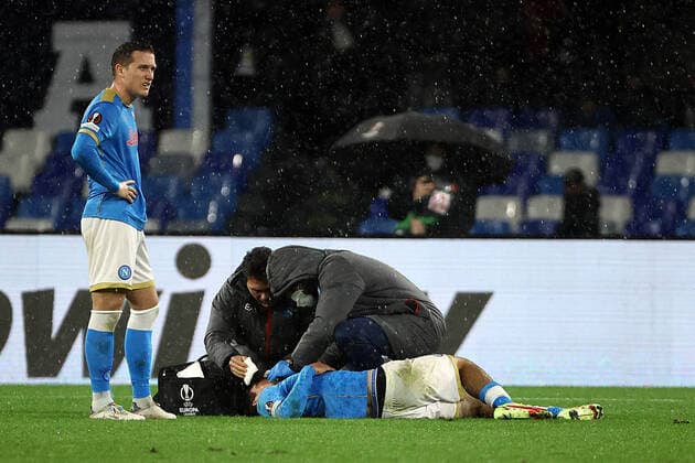 NAPLES, ITALY – DICEMBER 09: Hirving Lozano of SSC Napoli injured during the UEFA Europa League Group C match between SSC Napoli and Leicester City FC at Stadio Diego Armando Maradona on Dicember 09, 2021 in Naples, Italy Copyright: xFotoagenziax