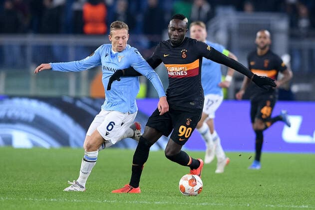 SS Lazio v Galatasaray - Europa League Lucas Leiva of SS Lazio and Mbaye Diagne of Galatasaray compete for the ball during the UEFA Europa League match between SS Lazio and Galatasaray at Stadio Olimpico, Rome, Italy on 9 December 2021. Roma Roma Italy  Copyright: xGiuseppexMaffiax originalFilename:maffia-sslaziov211209_npSJf.jpg