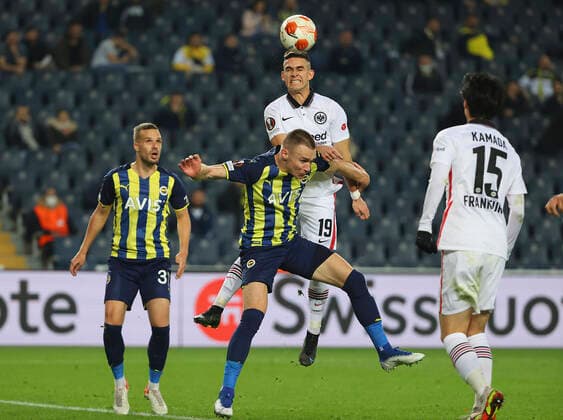 09.12.2021, Fussball UEFA Europa League, Fenerbahce SK Istanbul - Eintracht Frankfurt, emonline, emspor, v.l., Attila Szalai (Fenerbahce Istanbul), Rafael Borre (Eintracht Frankfurt) DFL DFB REGULATIONS PROHIBIT ANY USE OF PHOTOGRAPHS AS IMAGE SEQUENCES AND OR QUASI-VIDEO. xdcx Copyright: HMBxMedia Claus