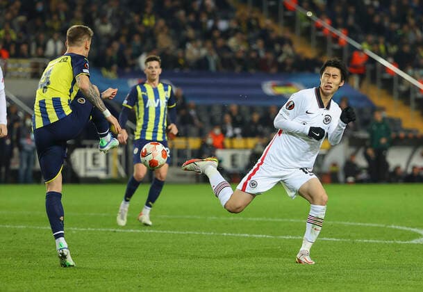 09.12.2021, Fussball UEFA Europa League, Fenerbahce SK Istanbul - Eintracht Frankfurt, emonline, emspor, v.l., Serdar Aziz (Fenerbahce Istanbul), Daichi Kamada (Eintracht Frankfurt) DFL DFB REGULATIONS PROHIBIT ANY USE OF PHOTOGRAPHS AS IMAGE SEQUENCES AND OR QUASI-VIDEO. xdcx Copyright: HMBxMedia Claus
