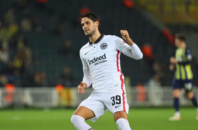 09.12.2021, Fussball UEFA Europa League, Fenerbahce SK Istanbul - Eintracht Frankfurt, emonline, emspor, v.l., Goncalo Paciencia (Eintracht Frankfurt) DFL DFB REGULATIONS PROHIBIT ANY USE OF PHOTOGRAPHS AS IMAGE SEQUENCES AND OR QUASI-VIDEO. xdcx Copyright: HMBxMedia Claus