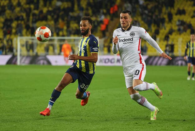 09.12.2021, Fussball UEFA Europa League, Fenerbahce SK Istanbul - Eintracht Frankfurt, emonline, emspor, v.l., Nazim Sangare (Fenerbahce Istanbul), Filip Kostic (Eintracht Frankfurt) DFL DFB REGULATIONS PROHIBIT ANY USE OF PHOTOGRAPHS AS IMAGE SEQUENCES AND OR QUASI-VIDEO. xdcx Copyright: HMBxMedia Claus