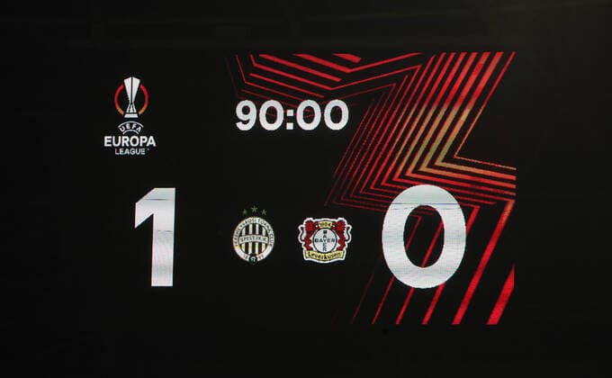 Fussball, Herren, Saison 2021 2022, UEFA Europa League (Gruppe G, 6. Spieltag), Ferencvaros Budapest - Bayer Leverkusen, Anzeigetafel mit 1:0-Endstand, 09.12. 2021, Copyright: xSzilviaxMichellerx xMatthiasxKocx