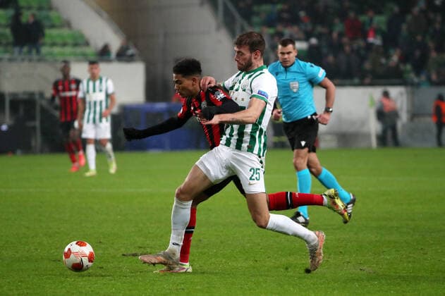 Fussball, Herren, Saison 2021 2022, UEFA Europa League (Gruppe G, 6. Spieltag), Ferencvaros Budapest - Bayer Leverkusen, v. l. Amine Adli (Bayer Leverkusen), Miha Blazic (Ferencvaros), 09.12. 2021, Copyright: xSzilviaxMichellerx xMatthiasxKocx