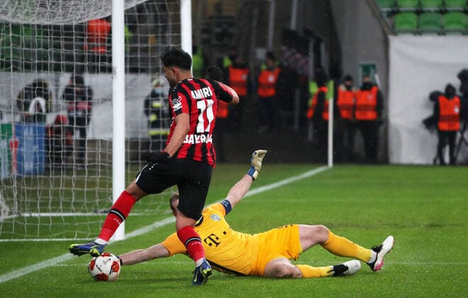 Fussball, Herren, Saison 2021 2022, UEFA Europa League (Gruppe G, 6. Spieltag), Ferencvaros Budapest - Bayer Leverkusen, v. l. Nadiem Amiri (Bayer Leverkusen), Torhüter Denes Dibusz (Ferencvaros), 09.12. 2021, Copyright: xSzilviaxMichellerx xMatthiasxKocx