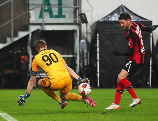 Fussball, Herren, Saison 2021 2022, UEFA Europa League (Gruppe G, 6. Spieltag), Ferencvaros Budapest - Bayer Leverkusen, v. l. Torhüter Denes Dibusz (Ferencvaros), Lucas Alario (Bayer Leverkusen), 09.12. 2021, Copyright: xSzilviaxMichellerx xMatthiasxKocx