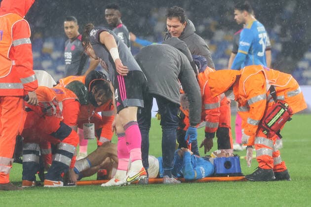 December 9, 2021, Naples, Campania, Italy: The Mexican Hirving Lozano was seriously injured in a clash with a Leicastner City player and had to go out on a stretcher..During the Europa League Football match SSC Napoli vs FC Leicester City on December 09, 2021 at the Diego Armando Maradona stadium in Naples. Naples Italy - ZUMAs236 20211209_zap_s236_045 Copyright: xFabioxSassox
