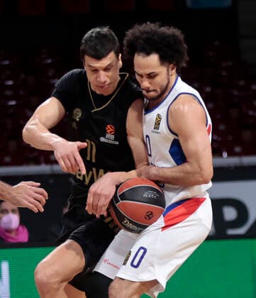 09.12.2018, Euroleague, FC Bayern Basketball vs Anadolou, Audi Dome Muenchen, im Bild: Vladimir Lucic (FCB Basketball) vs Shane Larkin (Anadolou Efes)