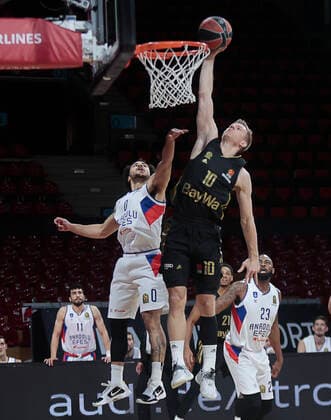09.12.2018, Euroleague, FC Bayern Basketball vs Anadolou, Audi Dome Muenchen, im Bild: Shane Larkin (Anadolou Efes) vs Ognjen Jaramaz (FCB Basketball), James Anderson (Anadolou Efes) schaut zu