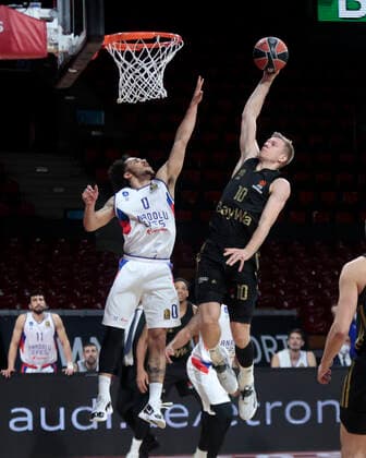 09.12.2018, Euroleague, FC Bayern Basketball vs Anadolou, Audi Dome Muenchen, im Bild: Shane Larkin (Anadolou Efes) vs Ognjen Jaramaz (FCB Basketball)