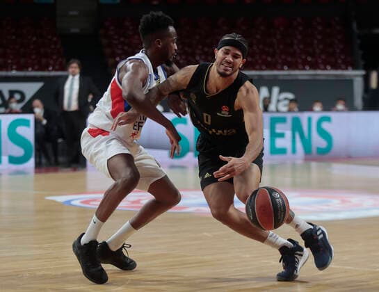 09.12.2018, Euroleague, FC Bayern Basketball vs Anadolou, Audi Dome Muenchen, im Bild: Rodrigue Beaubois (Anadolou Efes) vs Nick Weiler-Babi (FCB Basketball)