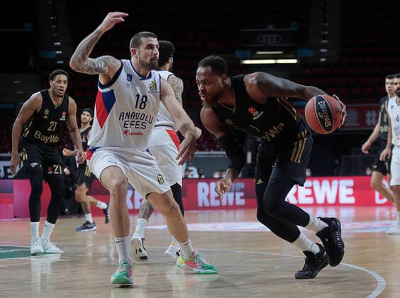 09.12.2018, Euroleague, FC Bayern Basketball vs Anadolou, Audi Dome Muenchen, im Bild: Augustine Rubit (FCB Basketball), Adrien Moerman (Anadolou Efes) vs Deshaun Thomas (FCB Basketball)