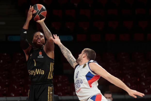09.12.2018, Euroleague, FC Bayern Basketball vs Anadolou, Audi Dome Muenchen, im Bild: Deshaun Thomas (FCB Basketball) vs Adrien Moerman (Anadolou Efes)