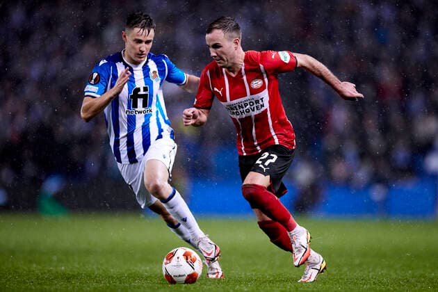 FOOTBALL - UEFA Europa League - Real Sociedad v PSV Eindhoven Mario Gotze of PSV Eindhoven competes for the ball with Be–at Turrientes of Real Sociedad during the UEFA Europa League group B match between Real Sociedad and PSV Eindhoven at Reale Arena on 9 of December, 2021 in San Sebastian, Spain. San Sebastian Reale Arena Basque Country Spain RSOvPSV057 Copyright: xRicardoxLarreinax