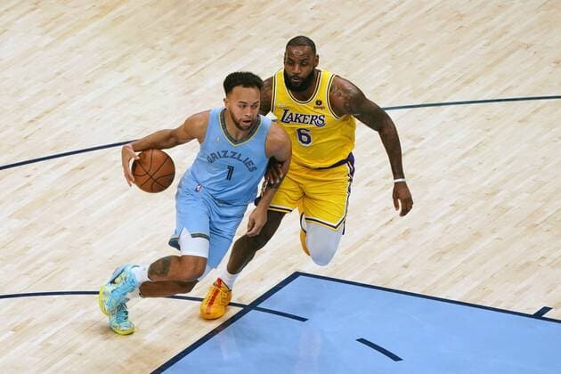 Lakers LeBron James( 6) defends Grizzlies Kyle Anderson, (1) as he drives the ball down court in the half of the game against the Grizzlies at FedEx Forum in Memphis, Tennessee, USA, 9, December 2021. (Karen Pulfer Focht EFE) Lakers at Memphis Grizzlies Basketball !ACHTUNG: NUR REDAKTIONELLE NUTZUNG!  Copyright: xKARENxPULFERxFOCHTx AME3509 20211210-4f3ff7496344f1541e173a4a34ab328003f2a831