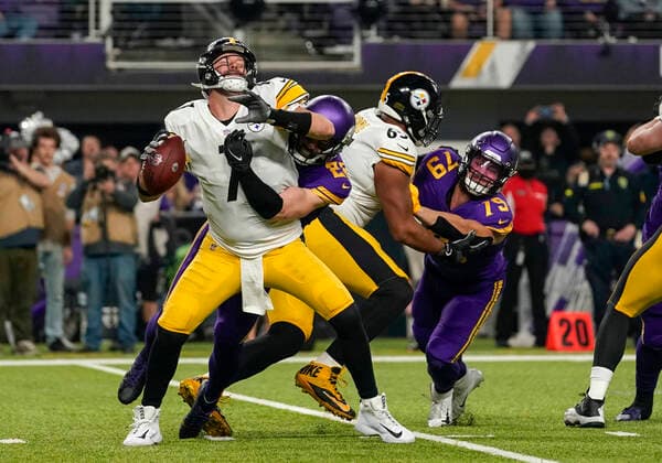 Sport Themen der Woche KW49 Sport Bilder des Tages MINNEAPOLIS, MN - DECEMBER 09: Pittsburgh Steelers Quarterback Ben Roethlisberger (7) is sacked by Minnesota Vikings Safety Harrison Smith (22) during a game between the Minnesota Vikings and Pittsburgh Steelers on December 9, 2021, at U.S. Bank Stadium in Minneapolis, MN.(Photo by Nick Wosika Icon Sportswire) NFL, American Football Herren, USA DEC 09 Steelers at Vikings Icon2021120808