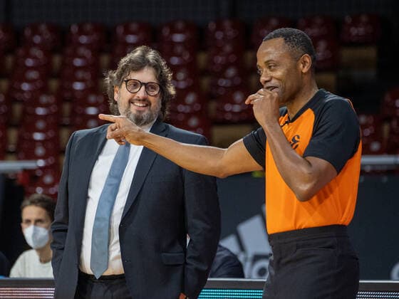 Gut gelaunt . . . Bayerns - Head Coach Andrea TRINCHIERI scherzt mit Schiedsrichter. Basketball, FC Bayern - Istanbul, am 9.12.2021, Basketball Euroleague, FC Bayern Basketball - Anadolou Efes Istanbul, Saison 2021-2022 in Muenchen, A U D I D O M E, Deutschland. Quelle Copyright Credit : Oryk HAIST