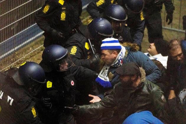 SK Slovan Bratislavas fans og politi i sammenstoed efter kampen. FC Koebenhavn moeder Slovan Bratislava i Conference League gruppe F, i Parken i Koebenhavn, torsdag den 9. december 2021.. , Copenhagen Denmark