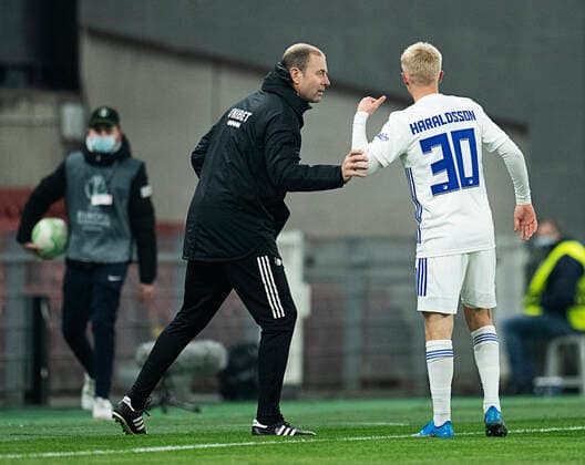 Cheftraener Jess Thorup og FCKs Hakon Arnar Haraldsson. FC Koebenhavn moeder Slovan Bratislava i Conference League gruppe F, i Parken i Koebenhavn, torsdag den 9. december 2021.. , Copenhagen Denmark Copyright: ClausxBechx cop103 spdk20211209-233953-L