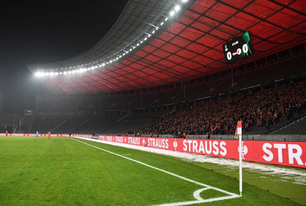 Fussball, Herren, Saison 2021 2022, UEFA Europa Conference League (Gruppe E, 6. Spieltag), 1. FC Union Berlin - SK Slavia Prag (1:1), Fans von Union auf der Gegengerade, 09.12. 2021, Copyright: xMatthiasxKochx
