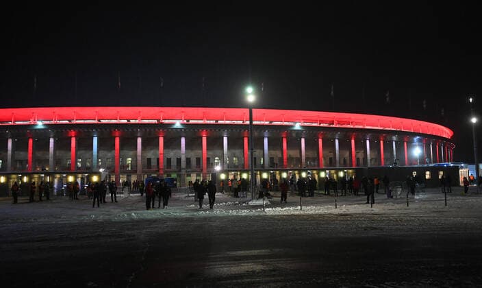 Fussball, Herren, Saison 2021 2022, UEFA Europa Conference League (Gruppe E, 6. Spieltag), 1. FC Union Berlin - SK Slavia Prag (1:1), Fans am rot beleuchteten Olympiastadion, 09.12. 2021, Copyright: xMatthiasxKochx