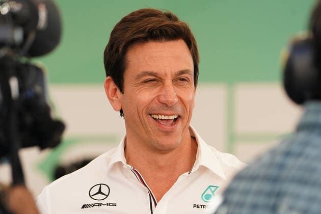 ABU DHABI GRAND PRIX 2021, 10 12 2021 Yas Marina Circuit, Yas Island United Arab Emirates 10 December 2021. Toto Wolff laughs with the media during the FORMULA 1 ETIHAD AIRWAYS ABU DHABI GRAND PRIX 2021 Eleanor Hoad Editorial Use Only Copyright: xEleanorxHoadx ESM-0293-0006