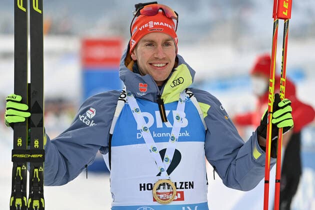 Johannes KUEHN (GER),Sieger,winnner, Jubel,Freude,Begeisterung,,Siegerehrung, Aktion,Einzelbild,angeschnittenes Einzelmotiv,Portraet,Portrait,Porträt. IBU Biathlon Weltcup in Hochfilzen 10 km Sprint der Maenner am 10.12.2021. in Hochfilzen Pillersee,Saison 2021 21.
