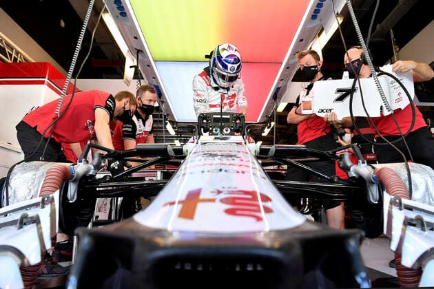 RAEIKKOENEN Kimi F1 Team Alfa Romeo Ferrari steigt in sein Auto in der Alfa Romeo Garage F1 FIA Grand Prix von Abu Dhabi 2021 am 09.12.2021 in den VAE auf dem Yas Marina Circuit