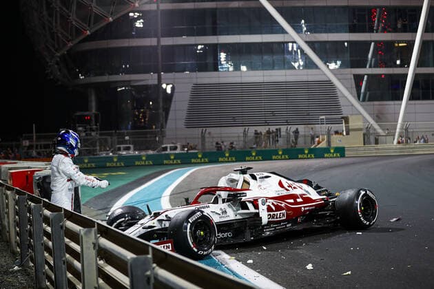 Crash, 07 RAIKKONEN Kimi (fin), Alfa Romeo Racing ORLEN C41, action during the Formula 1 Etihad Airways Abu Dhabi Grand Prix 2021, 22th round of the 2021 FIA Formula One World Championship, WM, Weltmeisterschaft from December 10 to 12, 2021 on the Yas Marina Circuit, in Yas Island, Abu Dhabi - F1 - ABU DHABI GRAND PRIX 2021 DPPI Panoramic  00121045__V2_0315.JPG