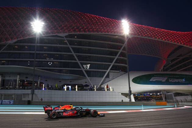 33 VERSTAPPEN Max (nld), Red Bull Racing Honda RB16B, action during the Formula 1 Etihad Airways Abu Dhabi Grand Prix 2021, 22th round of the 2021 FIA Formula One World Championship, WM, Weltmeisterschaft from December 10 to 12, 2021 on the Yas Marina Circuit, in Yas Island, Abu Dhabi - F1 - ABU DHABI GRAND PRIX 2021 DPPI Panoramic  00121045_AV6_6075.JPG
