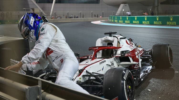 ABU DHABI GRAND PRIX 2021, 10 12 2021 Yas Marina Circuit, Yas Island, United Arab Emirates 10 December 2021 CRASH Kimi Raikkonen (FIN), Alfa Romeo C41 P2 during the FORMULA 1 ETIHAD AIRWAYS ABU DHABI GRAND PRIX 2021 Phil Duncan Editorial Use Only Copyright: xPhilxDuncanx ESM-0289-0030