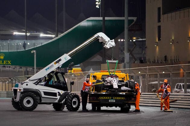 ABU DHABI GRAND PRIX 2021, 10 12 2021 Yas Marina Circuit, Yas Island United Arab Emirates 10 December 2021. Kimi Raikkonen car on recovery truck after crashing in P2 during the FORMULA 1 ETIHAD AIRWAYS ABU DHABI GRAND PRIX 2021 Eleanor Hoad Editorial Use Only Copyright: xEleanorxHoadx ESM-0293-0015