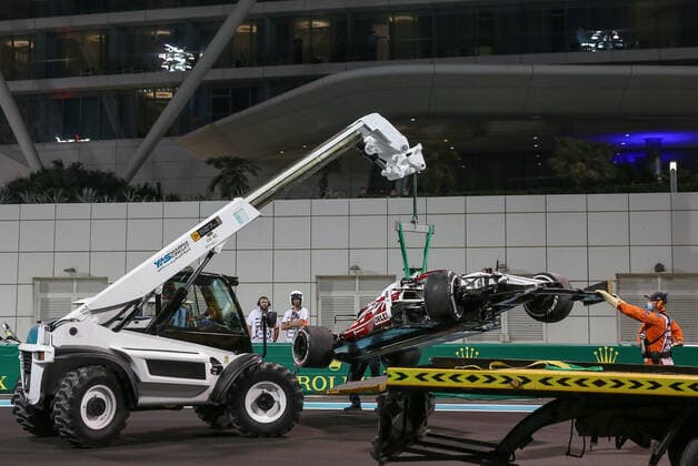 ABU DHABI GRAND PRIX 2021, 10 12 2021 Yas Marina Circuit, Yas Island, United Arab Emirates 10 December 2021 CRASH Kimi Raikkonen (FIN), Alfa Romeo C41 car towed away during the P2 FORMULA 1 ETIHAD AIRWAYS ABU DHABI GRAND PRIX 2021 Phil Duncan Editorial Use Only Copyright: xPhilxDuncanx ESM-0289-0031