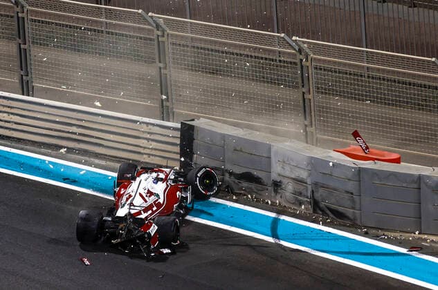Crash of 7 Kimi Raikkonen (FIN, Alfa Romeo Racing ORLEN), F1 Grand Prix of Abu Dhabi at Yas Marina Circuit on December 10, 2021 in Abu Dhabi, United Arab Emirates. (Photo by HOCH ZWEI) Abu Dhabi United Arab Emirates