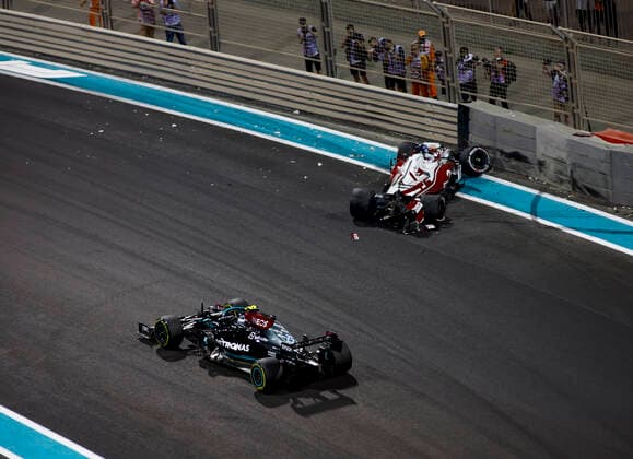 Crash of 7 Kimi Raikkonen (FIN, Alfa Romeo Racing ORLEN), F1 Grand Prix of Abu Dhabi at Yas Marina Circuit on December 10, 2021 in Abu Dhabi, United Arab Emirates. (Photo by HOCH ZWEI) Abu Dhabi United Arab Emirates