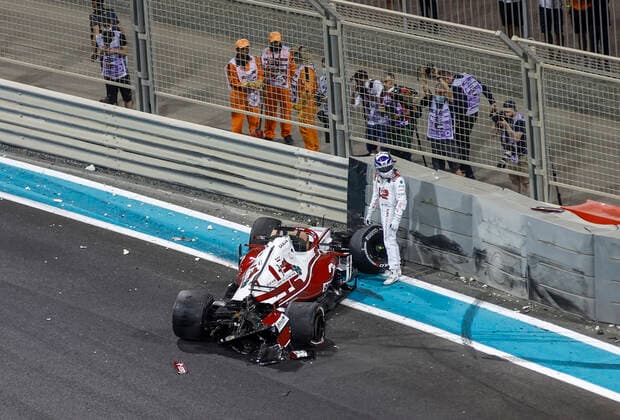 Crash of 7 Kimi Raikkonen (FIN, Alfa Romeo Racing ORLEN), F1 Grand Prix of Abu Dhabi at Yas Marina Circuit on December 10, 2021 in Abu Dhabi, United Arab Emirates. (Photo by HOCH ZWEI) Abu Dhabi United Arab Emirates