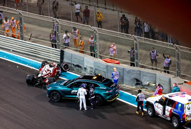 7 Kimi Raikkonen (FIN, Alfa Romeo Racing ORLEN) after crash, F1 Grand Prix of Abu Dhabi at Yas Marina Circuit on December 10, 2021 in Abu Dhabi, United Arab Emirates. (Photo by HOCH ZWEI) Abu Dhabi United Arab Emirates