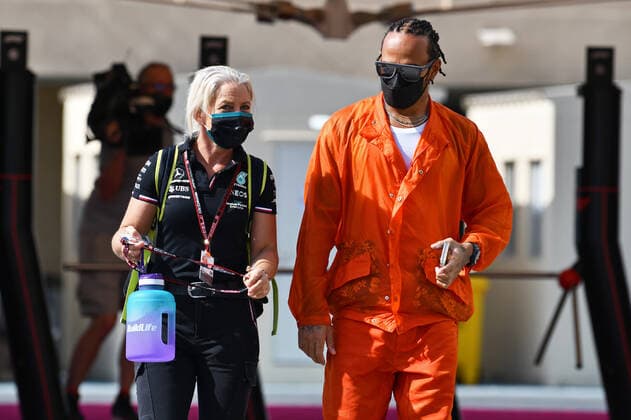 10.12.2021, xekx, Formel 1 FIA, Großer Preis von Abu Dhabi 2021 emspor, v.l. Angela Cullen and Lewis Hamilton (Mercedes-AMG Petronas, 44) (DFL DFB REGULATIONS PROHIBIT ANY USE OF PHOTOGRAPHS as IMAGE SEQUENCES and or QUASI-VIDEO) Abu Dhabi