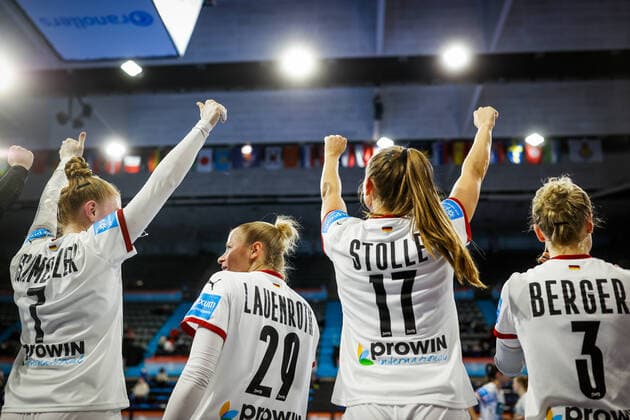 Meike SCHMELZER (7), Antje LAUENROTH (29), Alicia STOLLE (17), Amelie BERGER (3) during the handball match Korea vs Germany, 25th IHF Womens World Championship, WM, Weltmeisterschaft Spain, 10.12.2021,  Copyright: xJozoxCabrajax xkolektiffx
