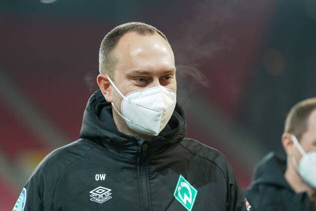 GER, 2.FBL, Jahn Regensburg vs SV Werder Bremen 10.12.2021, Jahnstadion Regensburg, Regensburg, GER, 2.FBL, Jahn Regensburg vs SV Werder Bremen, im Bild Ole Werner (SV Werder Bremen Trainer) mit CORONA Alltagsmasken (Mund-Nasen-Bedeckung)