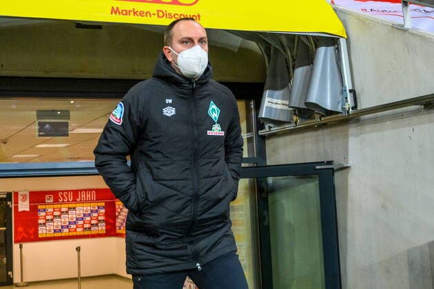 GER, 2.FBL, Jahn Regensburg vs SV Werder Bremen 10.12.2021, Jahnstadion, Regensburg, GER, 2.FBL, Jahn Regensburg vs SV Werder Bremen, im Bild Ole Werner (SV Werder Bremen Trainer) Mit CORONA Alltagsmasken (Mund-Nasen-Bedeckung)