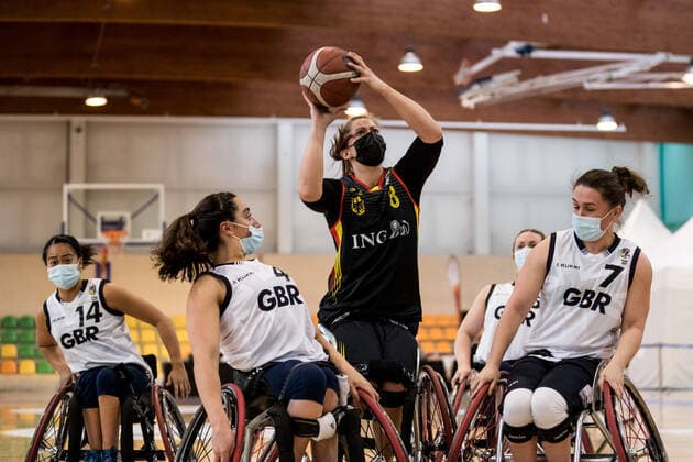 Europameisterschaft Rollstuhlbasketball 10.12.2021 MADRID, SPANIEN 10. Dezember - Rollstuhlbasketball, Halbfinale Grossbritannien gegen Deutschland Damen an Tag 7 der Europameisterschaft Rollstuhlbasketball am 10.12.2021 in Polid. Municipal Francisco Fernandez Ochoa in Madrid, Spanien. Charlotte Moore (Grossbritannien, 4), Katharina Lang (Deutschland, 8), Helen Freeman (Grossbritannien, 7) Copyright: xBEAUTIFULxSPORTS Wunderlx