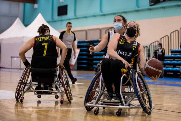 Europameisterschaft Rollstuhlbasketball 10.12.2021 MADRID, SPANIEN 10. Dezember - Rollstuhlbasketball, Halbfinale Grossbritannien gegen Deutschland Damen an Tag 7 der Europameisterschaft Rollstuhlbasketball am 10.12.2021 in Polid. Municipal Francisco Fernandez Ochoa in Madrid, Spanien. Helen Freeman (Grossbritannien, 7), Vanessa Erskine (Deutschland, 5) Copyright: xBEAUTIFULxSPORTS Wunderlx