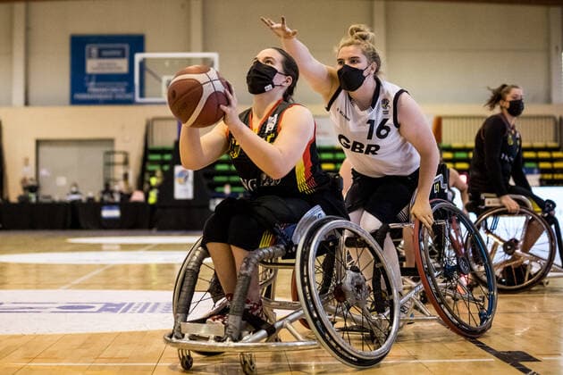 Europameisterschaft Rollstuhlbasketball 10.12.2021 MADRID, SPANIEN 10. Dezember - Rollstuhlbasketball, Halbfinale Grossbritannien gegen Deutschland Damen an Tag 7 der Europameisterschaft Rollstuhlbasketball am 10.12.2021 in Polid. Municipal Francisco Fernandez Ochoa in Madrid, Spanien. Valeska Finger (Deutschland, 15), Jade Atkin (Grossbritannien, 16) Copyright: xBEAUTIFULxSPORTS Wunderlx