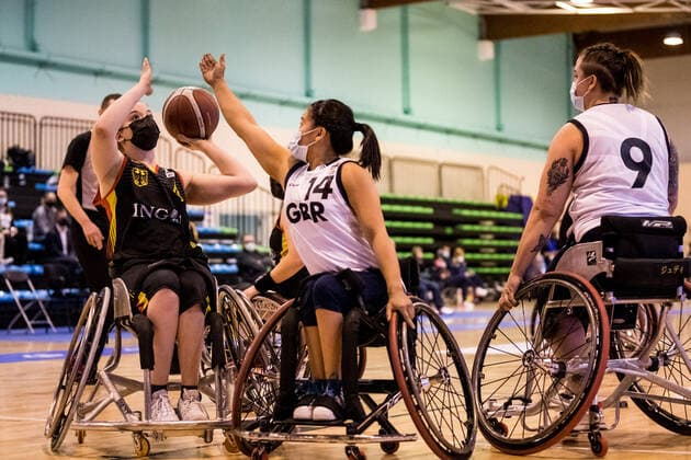 Europameisterschaft Rollstuhlbasketball 10.12.2021 MADRID, SPANIEN 10. Dezember - Rollstuhlbasketball, Halbfinale Grossbritannien gegen Deutschland Damen an Tag 7 der Europameisterschaft Rollstuhlbasketball am 10.12.2021 in Polid. Municipal Francisco Fernandez Ochoa in Madrid, Spanien. Svenja Erni (Deutschland, 4), Joy Haizelden (Grossbritannien, 14) Copyright: xBEAUTIFULxSPORTS Wunderlx