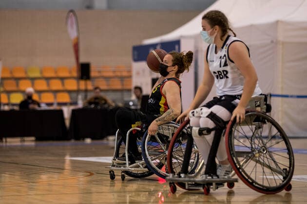Europameisterschaft Rollstuhlbasketball 10.12.2021 MADRID, SPANIEN 10. Dezember - Rollstuhlbasketball, Halbfinale Grossbritannien gegen Deutschland Damen an Tag 7 der Europameisterschaft Rollstuhlbasketball am 10.12.2021 in Polid. Municipal Francisco Fernandez Ochoa in Madrid, Spanien. Vanessa Erskine (Deutschland, 5), Lucy Robinson (Grossbritannien, 12) Copyright: xBEAUTIFULxSPORTS Wunderlx