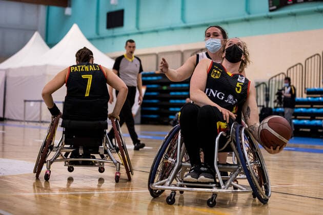 Europameisterschaft Rollstuhlbasketball 10.12.2021 MADRID, SPANIEN 10. Dezember - Rollstuhlbasketball, Halbfinale Grossbritannien gegen Deutschland Damen an Tag 7 der Europameisterschaft Rollstuhlbasketball am 10.12.2021 in Polid. Municipal Francisco Fernandez Ochoa in Madrid, Spanien. Vanessa Erskine (Deutschland, 5), Helen Freeman (Grossbritannien, 7) Copyright: xBEAUTIFULxSPORTS Wunderlx